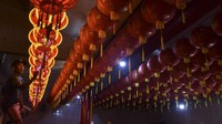 Pengurus klenteng memasang lampion di Klenteng Hok Tek Bio, Kampung Kerukunan, Ciamis, Jawa Barat, Kamis (20/1/2025).