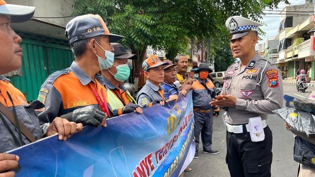 Jukir di Kota Mojokerto Diedukasi Tertib Lalu Lintas