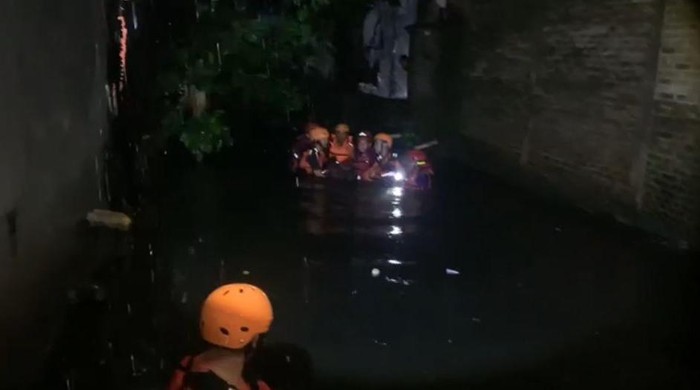 Jukir di Makassar tewas terseret arus selokan.