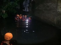 Nestapa Habel Niat Payungi Pengendara Naik Mobil Malah Tewas Hanyut di Got