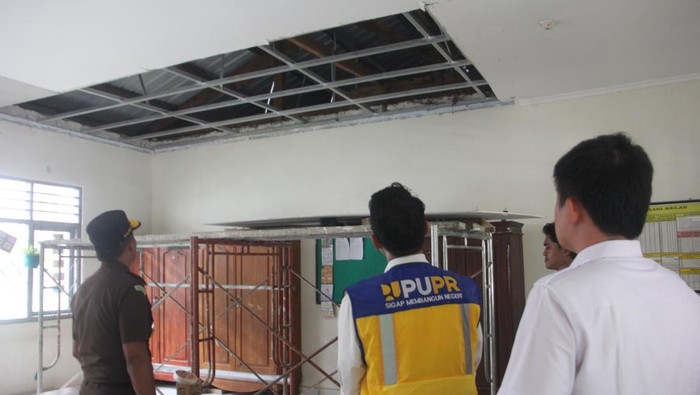 Kajati NTT, Zet Tadung Allo, mengecek sekolah yang plafonnya roboh. (Dok. Kejati NTT)