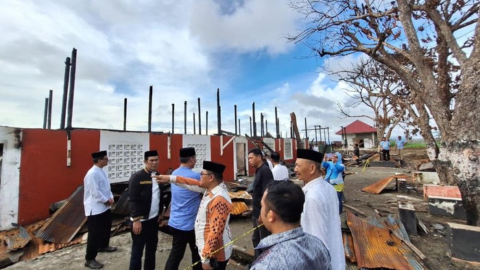 Kakanwil Kemenag Sulsel, Ali Yafid mengunungi Ponpes Mambaul Ulum Addariyah Patobong, Pinrang yang kebakaran beberapa waktu lalu.