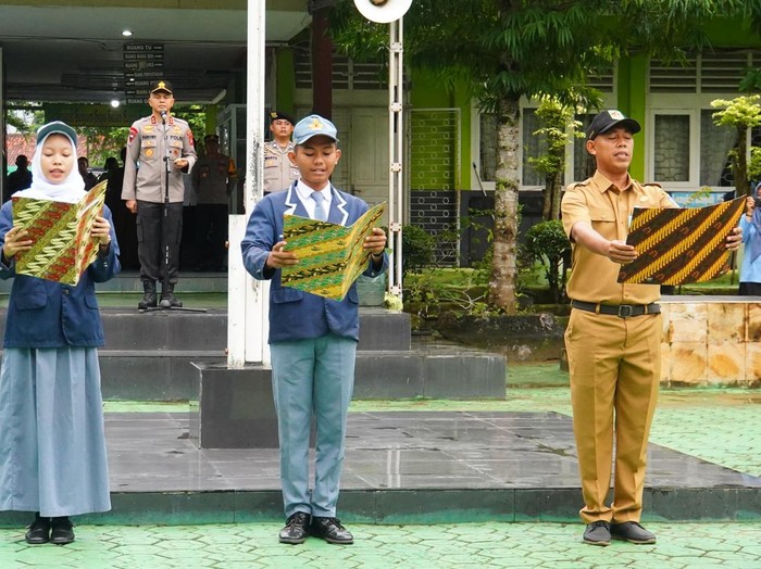 Kapolda Babel Irjen Hendro Pandowo menjadi pembina upacara di sekolah