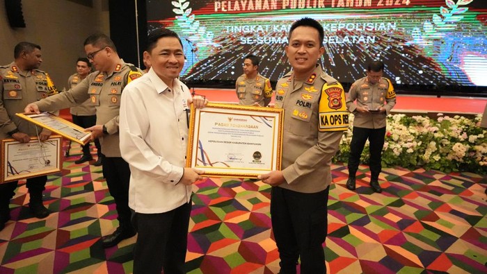 Kapolres Banyuasin AKBP Ruri Prastowo menerima penghargaan dari Ombudsman RI