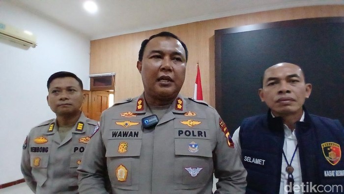 Kapolres Blora AKBP Wawan Andi Susanto didampingi Kasatreskrim dan Humas Polres Blora memberikan keterangan kepada wartawan, Senin (20/1/2025).
