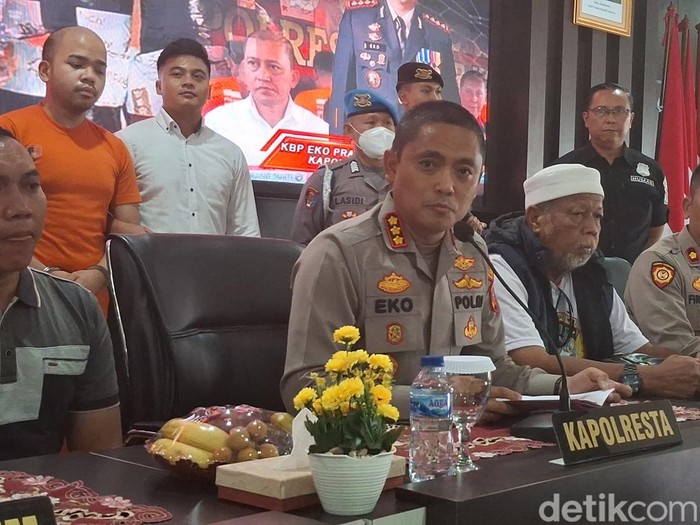 Kapolresta Bogor Kota, Kombes Eko Prasetyo, menghadirkan pembunuh satpam Septian bernama Abraham Michael yang berbaju oranye di belakangnya. (M Sholihin/detikcom)