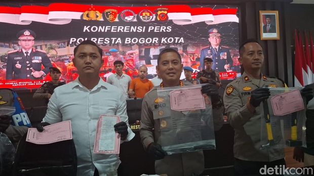 Kapolresta Bogor Kota Kombes Eko Prasetyo (tengah) saat jumpa pers terkait kasus pembunuhan satpam oleh majikan