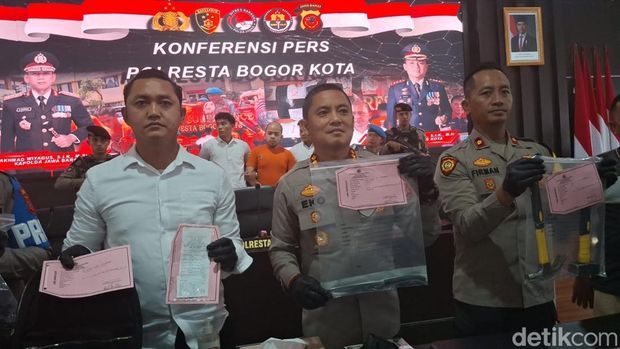 Kapolresta Bogor Kota Kombes Eko Prasetyo (tengah) saat jumpa pers terkait kasus pembunuhan satpam oleh majikan