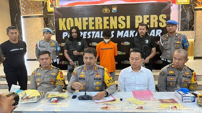 Kapolrestabes Makassar Kombes Arya Perdana saat merilis kasus pembunuhan dan pemerkosaan wanita di Makassar.