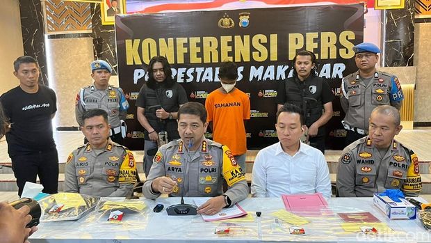 Kapolrestabes Makassar Kombes Arya Perdana saat merilis kasus pembunuhan dan pemerkosaan wanita di Makassar.