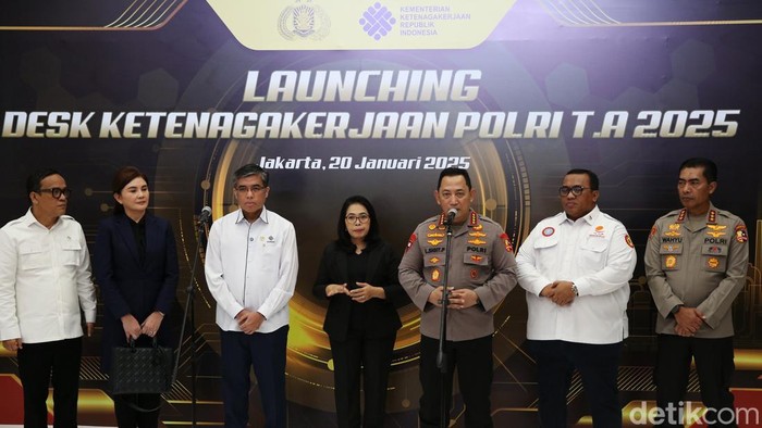 Kapolri Luncurkan Desk Ketenegakerjaan Polri Kapolri Jenderal Listyo Sigit Prabowo meluncurkan Desk Ketenagakerjaan Polri. Kapolri berharap desk ini dapat melindungi kaum buruh dan menciptakan kondisi industri di Indonesia semakin baik. Peluncuran desk ketenagakerjaan digelar di Aula Bareskrim Polri, Jakarta Selatan, Senin (20/1/2025).