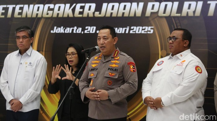 Kapolri Jenderal Listyo Sigit Prabowo meluncurkan Desk Ketenagakerjaan Polri. Kapolri berharap desk ini dapat melindungi kaum buruh dan menciptakan kondisi industri di Indonesia semakin baik. Peluncuran desk ketenagakerjaan digelar di Aula Bareskrim Polri, Jakarta Selatan, Senin (20/1/2025).