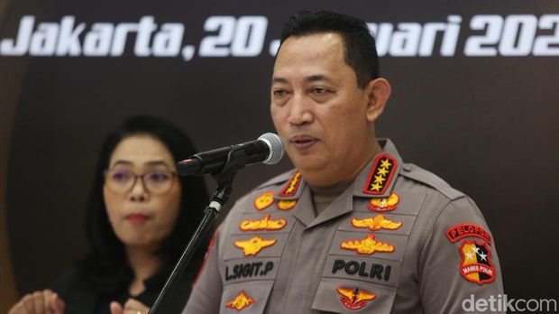 Kapolri Jenderal Listyo Sigit Prabowo meluncurkan Desk Ketenagakerjaan Polri. Kapolri berharap desk ini dapat melindungi kaum buruh dan menciptakan kondisi industri di Indonesia semakin baik. Peluncuran desk ketenagakerjaan digelar di Aula Bareskrim Polri, Jakarta Selatan, Senin (20/1/2025).