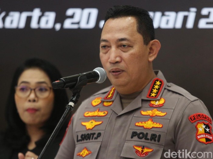 Kapolri Jenderal Listyo Sigit Prabowo meluncurkan Desk Ketenagakerjaan Polri. Kapolri berharap desk ini dapat melindungi kaum buruh dan menciptakan kondisi industri di Indonesia semakin baik. Peluncuran desk ketenagakerjaan digelar di Aula Bareskrim Polri, Jakarta Selatan, Senin (20/1/2025).