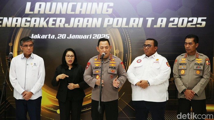 Kapolri Jenderal Listyo Sigit Prabowo meluncurkan Desk Ketenagakerjaan Polri. Kapolri berharap desk ini dapat melindungi kaum buruh dan menciptakan kondisi industri di Indonesia semakin baik. Peluncuran desk ketenagakerjaan digelar di Aula Bareskrim Polri, Jakarta Selatan, Senin (20/1/2025).