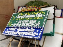 Karangan Bunga Sindir Menteri Satryo Sempat Mejeng di Kemendiktisaintek