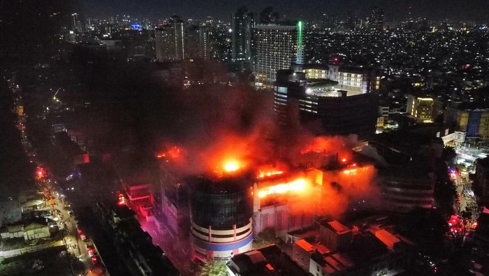 Foto udara kebakaran di Glodok Plaza, Taman Sari, Jakarta, Rabu (15/1/2025). Sebanyak 21 unit mobil pemadam kebakaran diterjunkan untuk memadamkan api yang masih menyala hingga Kamis (16/1) dini hari, sementara penyebab kebakaran belum diketahui. ANTARA FOTO/Indrianto Eko Suwarso/rwa.