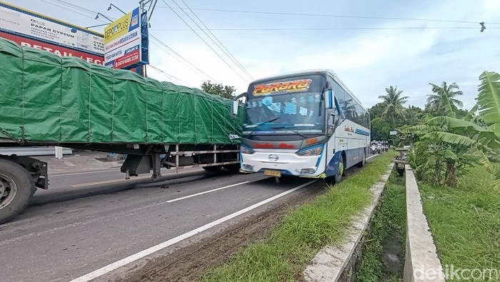 Kondisi truk trailer G 1892 DD masih mogok di tengah ruas jalan Wates berat simpangempat Sedayu, Bantul, Senin (20/1/2025).