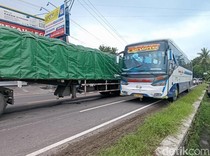 Penampakan Truk Trailer Mogok 3 Hari di Jalan Wates Bikin Pemotor Tewas