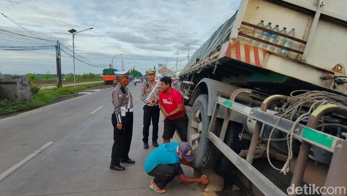 Truk Trailer Muat Semen Nangkring di Median Jalan Lamongan-Babat