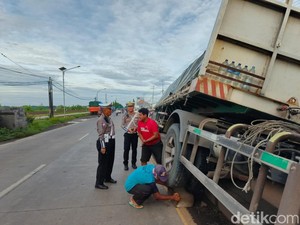 Truk Trailer Muat Semen Nangkring di Median Jalan Lamongan-Babat