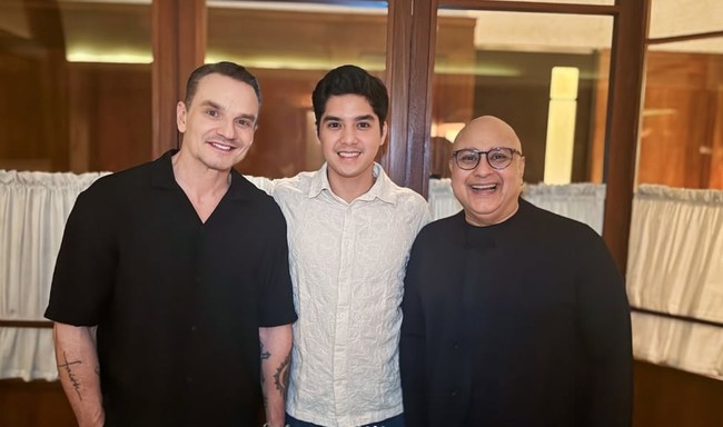 Ayah Al dan Alyssa tampil kompak dalam busana berwarna hitam. Ayah Alyssa, Richard Vincent Daguise, diketahui berasal dari Prancis. Sementara ayah sambul Al Ghazali, Irwan Mussry diketahui memiliki darah keturunan Yahudi. Foto: Instagram/@maiaestiantyreal