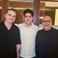 Ayah Al dan Alyssa tampil kompak dalam busana berwarna hitam. Ayah Alyssa, Richard Vincent Daguise, diketahui berasal dari Prancis. Sementara ayah sambul Al Ghazali, Irwan Mussry diketahui memiliki darah keturunan Yahudi. Foto: Instagram/@maiaestiantyreal