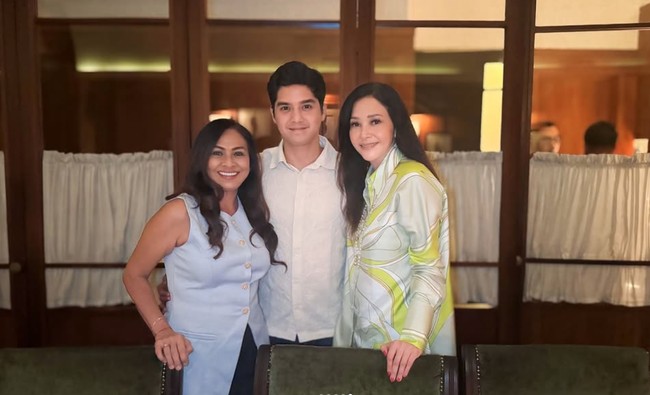 Ibunda Al Ghazali dan Alyssa juga tampil tak kalah mempesona dengan rambut panjang mereka yang dibiarkan terurai. Ibunda Alyssa, Risa Dewi, memilih mengenakan pakaian tanpa lengan berwarna biru muda. Sementara ibunda Al, Maia Estianty tampil dengan kemeja bercorak bernuansa hijau. Foto: Instagram/@maiaestiantyreal