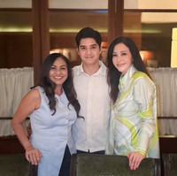 Ibunda Al Ghazali dan Alyssa juga tampil tak kalah mempesona dengan rambut panjang mereka yang dibiarkan terurai. Ibunda Alyssa, Risa Dewi, memilih mengenakan pakaian tanpa lengan berwarna biru muda. Sementara ibunda Al, Maia Estianty tampil dengan kemeja bercorak bernuansa hijau. Foto: Instagram/@maiaestiantyreal