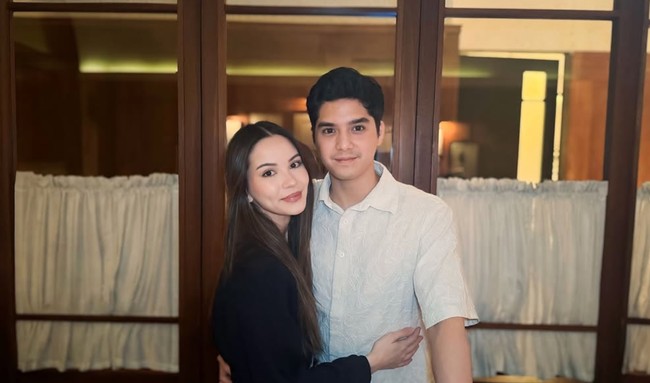 Akan segera menikah, Alyssa dan Al Ghazali juga tampak memamerkan pose mesra mereka. Alyssa tampil cantik dengan busana berwarna hitam, sementara Al memilih mengenakan kemeja berwarna putih. Foto: Instagram/@maiaestiantyreal