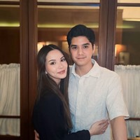 Akan segera menikah, Alyssa dan Al Ghazali juga tampak memamerkan pose mesra mereka. Alyssa tampil cantik dengan busana berwarna hitam, sementara Al memilih mengenakan kemeja berwarna putih. Foto: Instagram/@maiaestiantyreal