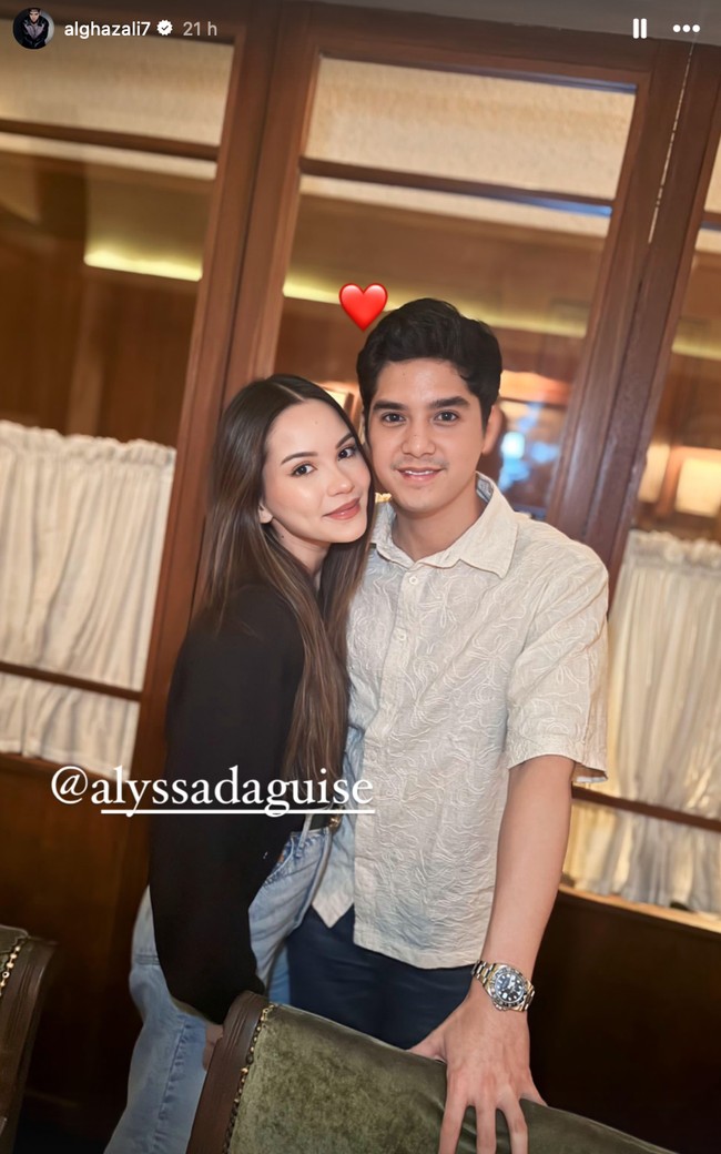 Unggahan tersebut pun langsung banjir doa dari para netizen. Tak hanya mendoakan agar persiapan pernikahan Al dan Alyssa lancar, tak sedikit netizen yang juga penasaran dengan wajah anak Al dan Alyssa nantinya. Banyak yang memprediksi anak Al dan Alyssa nantinya akan berwajah rupawan seperti kedua orangtuanya. Foto: Instagram/@alghazali7