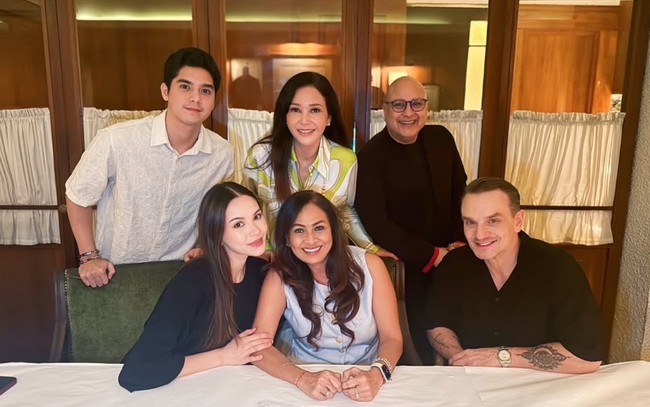 Melalui akun Instagram pribadinya ibunda Al Ghazali, Maia Estianty membagikan potret pertemuan keluarganya dengan keluarga Alyssa Daguise. Punya paras cantik dan ganteng, keluarga Alyssa dan Al dijuluki netizen sebagai keluarga good looking. Foto: Instagram/@maiaestiantyreal