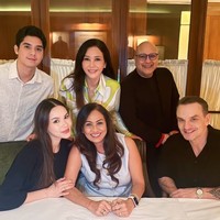 Melalui akun Instagram pribadinya ibunda Al Ghazali, Maia Estianty membagikan potret pertemuan keluarganya dengan keluarga Alyssa Daguise. Punya paras cantik dan ganteng, keluarga Alyssa dan Al dijuluki netizen sebagai keluarga good looking. Foto: Instagram/@maiaestiantyreal