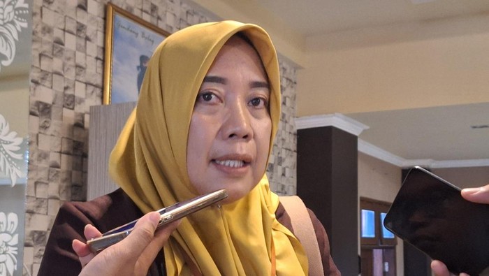 Kepala Dinas PUPR Mataram, Lale Widiahning, saat diwawancarai di Kantor DPRD Kota Mataram, Senin (20/1/2025). (Nathea Citra/detikBali)