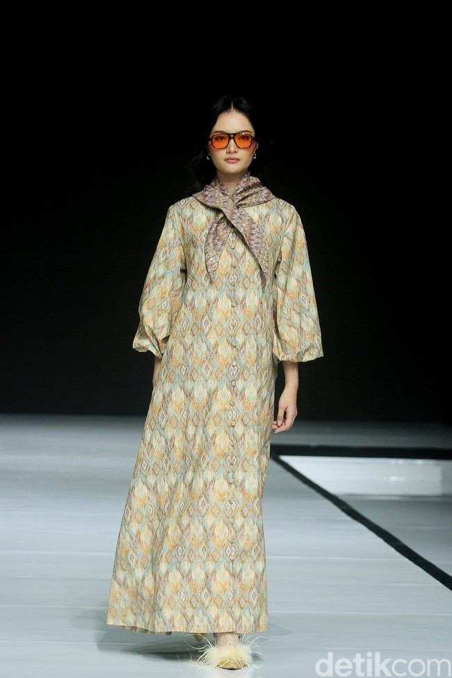 Fashion show koleksi baju Lebaran dari Ikat Indonesia by Didiet Maulana dengan tema Ayara Kinandari digelar di Garis Poetih Raya festival 2025, Pondok Indah Mall, Jakarta Selatan. Kamis [16/1/2025]. Foto: Mohammad Abduh/detikcom.