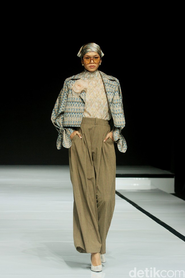 Fashion show koleksi baju Lebaran dari Ikat Indonesia by Didiet Maulana dengan tema Ayara Kinandari digelar di Garis Poetih Raya festival 2025, Pondok Indah Mall, Jakarta Selatan. Kamis [16/1/2025]. Foto: Mohammad Abduh/detikcom.