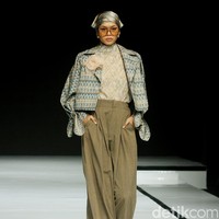 Fashion show koleksi baju Lebaran dari Ikat Indonesia by Didiet Maulana dengan tema Ayara Kinandari digelar di Garis Poetih Raya festival 2025, Pondok Indah Mall, Jakarta Selatan. Kamis [16/1/2025]. Foto: Mohammad Abduh/detikcom.