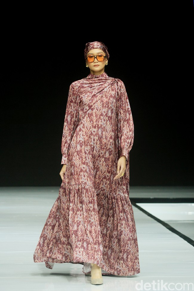Fashion show koleksi baju Lebaran dari Ikat Indonesia by Didiet Maulana dengan tema Ayara Kinandari digelar di Garis Poetih Raya festival 2025, Pondok Indah Mall, Jakarta Selatan. Kamis [16/1/2025]. Foto: Mohammad Abduh/detikcom.