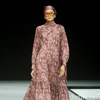 Fashion show koleksi baju Lebaran dari Ikat Indonesia by Didiet Maulana dengan tema Ayara Kinandari digelar di Garis Poetih Raya festival 2025, Pondok Indah Mall, Jakarta Selatan. Kamis [16/1/2025]. Foto: Mohammad Abduh/detikcom.