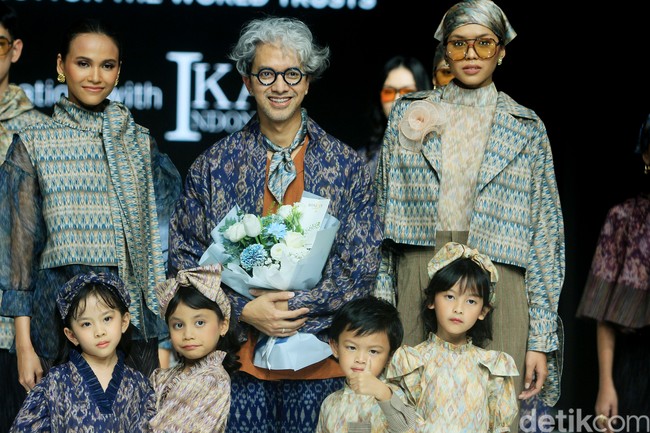 Fashion show koleksi baju Lebaran dari Ikat Indonesia by Didiet Maulana dengan tema Ayara Kinandari digelar di Garis Poetih Raya festival 2025, Pondok Indah Mall, Jakarta Selatan. Kamis [16/1/2025]. Foto: Mohammad Abduh/detikcom.