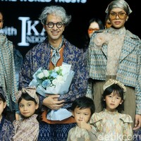 Fashion show koleksi baju Lebaran dari Ikat Indonesia by Didiet Maulana dengan tema Ayara Kinandari digelar di Garis Poetih Raya festival 2025, Pondok Indah Mall, Jakarta Selatan. Kamis [16/1/2025]. Foto: Mohammad Abduh/detikcom.