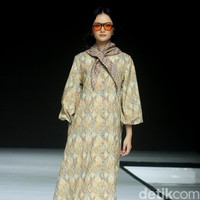 Fashion show koleksi baju Lebaran dari Ikat Indonesia by Didiet Maulana dengan tema Ayara Kinandari digelar di Garis Poetih Raya festival 2025, Pondok Indah Mall, Jakarta Selatan. Kamis [16/1/2025]. Foto: Mohammad Abduh/detikcom.