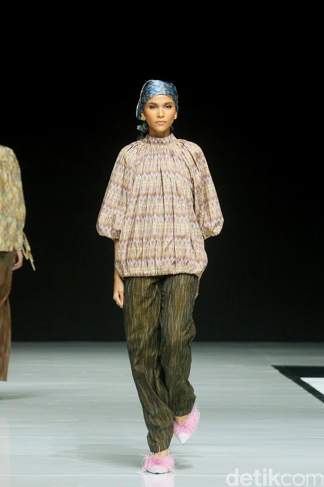 Fashion show koleksi baju Lebaran dari Ikat Indonesia by Didiet Maulana dengan tema Ayara Kinandari digelar di Garis Poetih Raya festival 2025, Pondok Indah Mall, Jakarta Selatan. Kamis [16/1/2025]. Foto: Mohammad Abduh/detikcom.