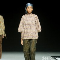 Fashion show koleksi baju Lebaran dari Ikat Indonesia by Didiet Maulana dengan tema Ayara Kinandari digelar di Garis Poetih Raya festival 2025, Pondok Indah Mall, Jakarta Selatan. Kamis [16/1/2025]. Foto: Mohammad Abduh/detikcom.
