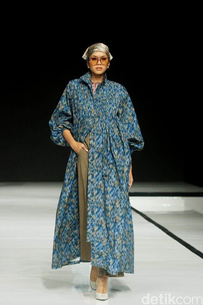 Fashion show koleksi baju Lebaran dari Ikat Indonesia by Didiet Maulana dengan tema Ayara Kinandari digelar di Garis Poetih Raya festival 2025, Pondok Indah Mall, Jakarta Selatan. Kamis [16/1/2025]. Foto: Mohammad Abduh/detikcom.