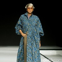 Fashion show koleksi baju Lebaran dari Ikat Indonesia by Didiet Maulana dengan tema Ayara Kinandari digelar di Garis Poetih Raya festival 2025, Pondok Indah Mall, Jakarta Selatan. Kamis [16/1/2025]. Foto: Mohammad Abduh/detikcom.