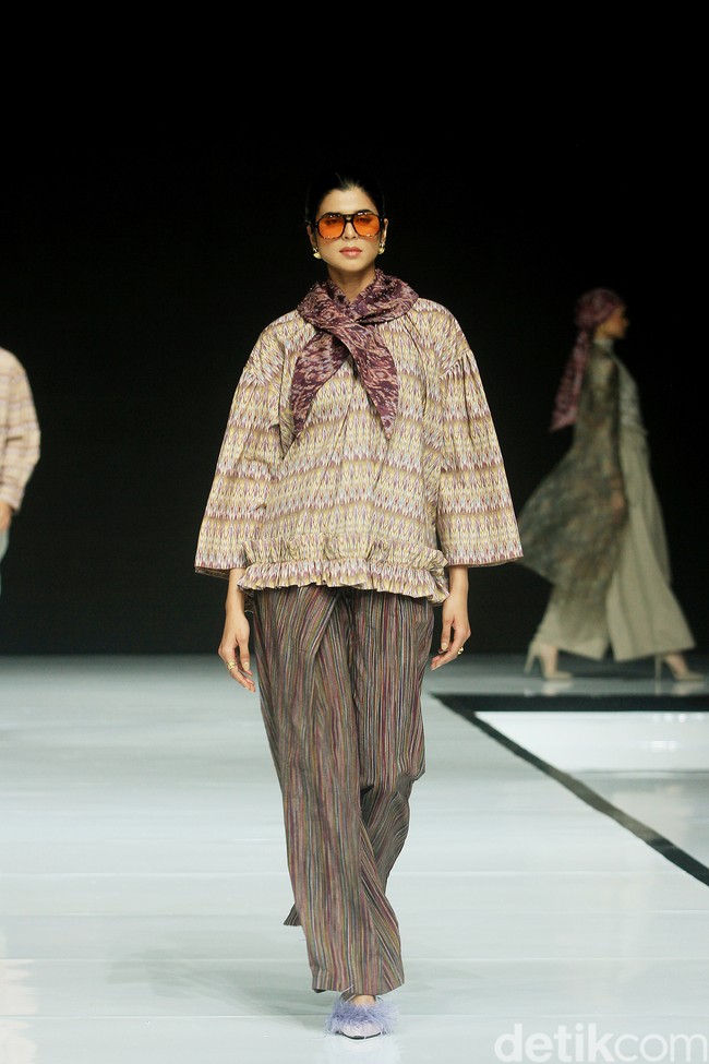 Fashion show koleksi baju Lebaran dari Ikat Indonesia by Didiet Maulana dengan tema Ayara Kinandari digelar di Garis Poetih Raya festival 2025, Pondok Indah Mall, Jakarta Selatan. Kamis [16/1/2025]. Foto: Mohammad Abduh/detikcom.