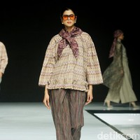 Fashion show koleksi baju Lebaran dari Ikat Indonesia by Didiet Maulana dengan tema Ayara Kinandari digelar di Garis Poetih Raya festival 2025, Pondok Indah Mall, Jakarta Selatan. Kamis [16/1/2025]. Foto: Mohammad Abduh/detikcom.