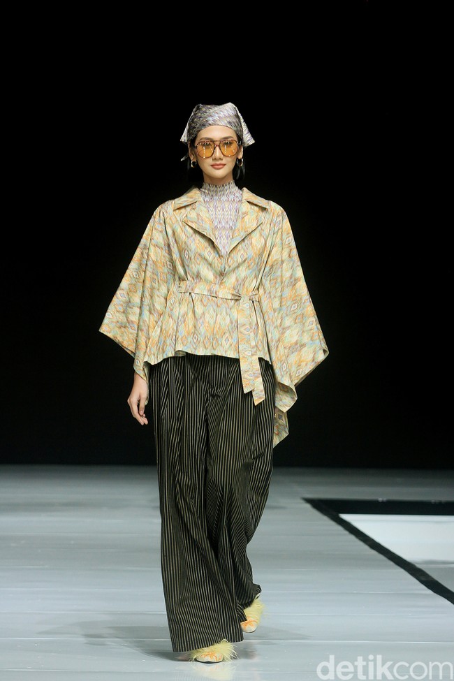 Fashion show koleksi baju Lebaran dari Ikat Indonesia by Didiet Maulana dengan tema Ayara Kinandari digelar di Garis Poetih Raya festival 2025, Pondok Indah Mall, Jakarta Selatan. Kamis [16/1/2025]. Foto: Mohammad Abduh/detikcom.